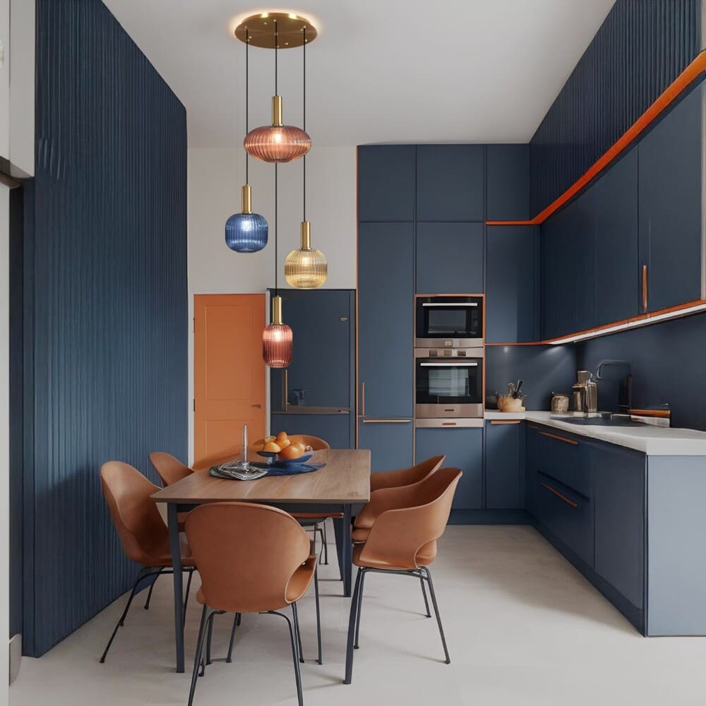 Suspension cuisine en verre coloré au dessus d'une table à manger dans une cuisine moderne bleue, orange et terracotta