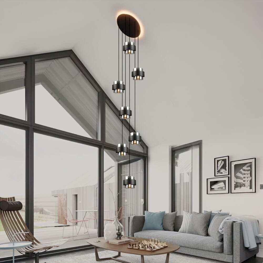 Suspension xxl dans un salon cathédrale avec grande hauteur sous plafond. Le salon est moderne