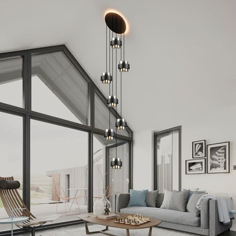 Suspension xxl dans un salon cathédrale avec grande hauteur sous plafond. Le salon est moderne