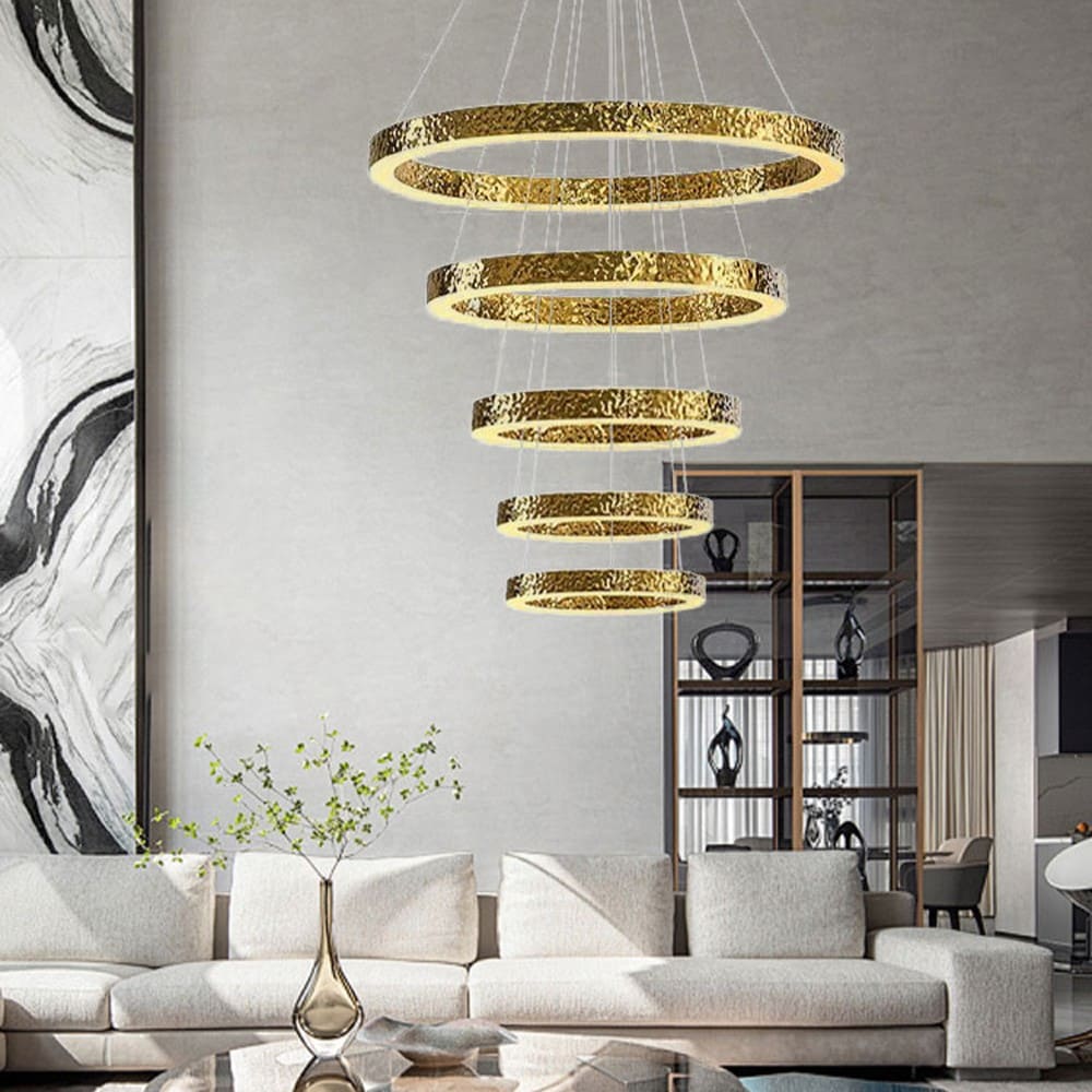 Lustre anneaux martelés dorés | Contemporain & Chic