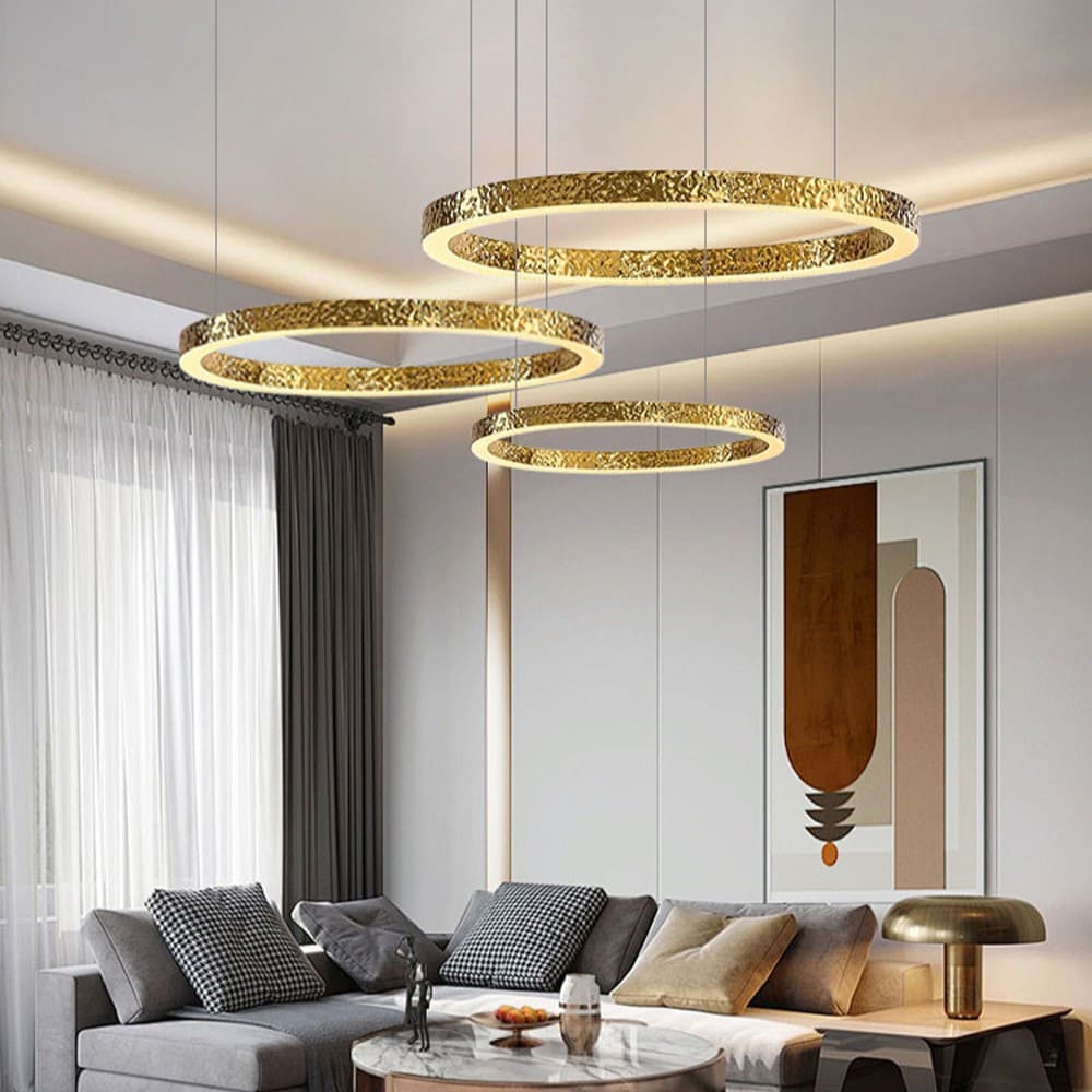 Lustre anneaux martelés dorés | Contemporain & Chic
