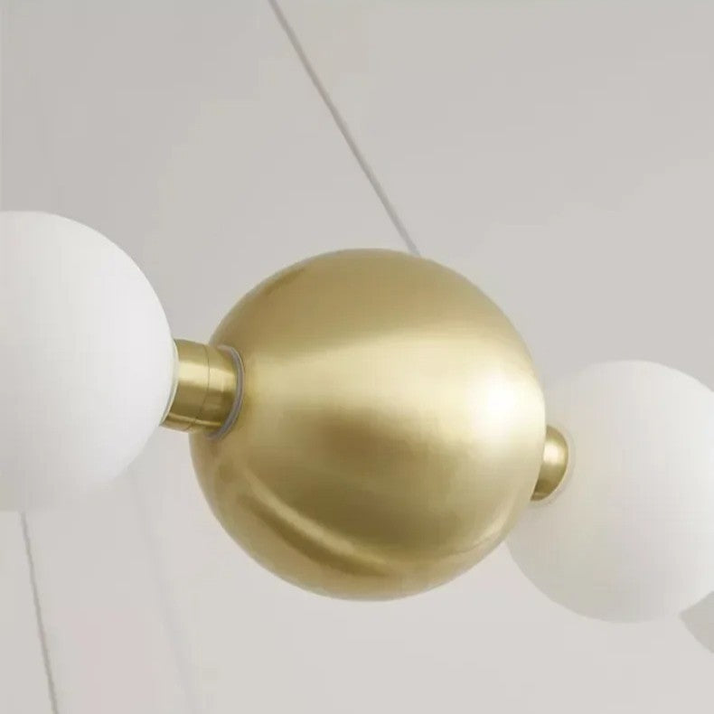 Lustre doré orné de perles en verre opalin | Luminaire chic