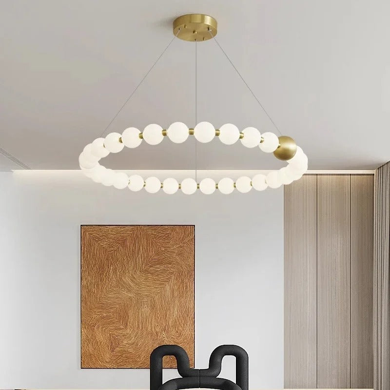 Lustre doré orné de perles en verre opalin | Luminaire chic