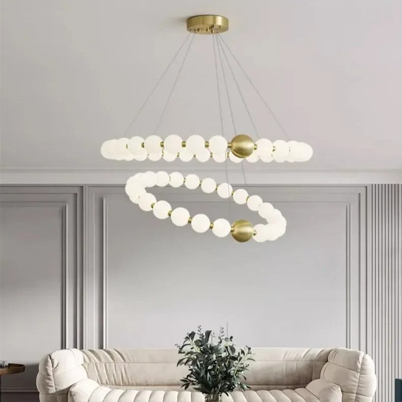Lustre doré orné de perles en verre opalin | Luminaire chic