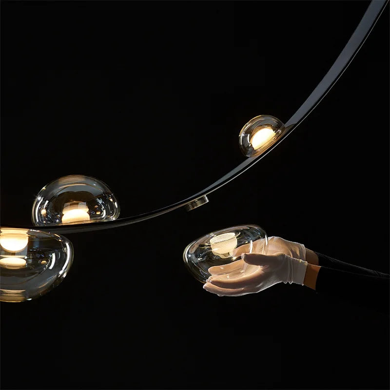 Lustre suspendu design à sangles de cuir et globes en verre