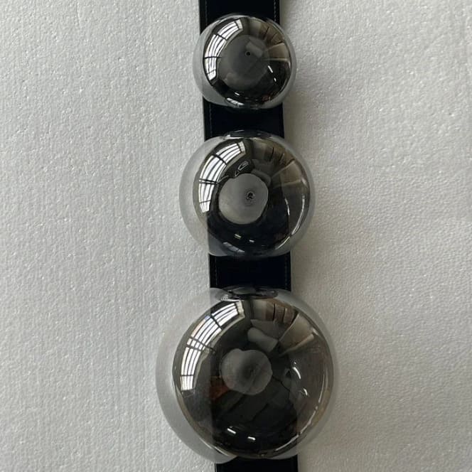 Lustre suspendu design à sangles de cuir et globes en verre