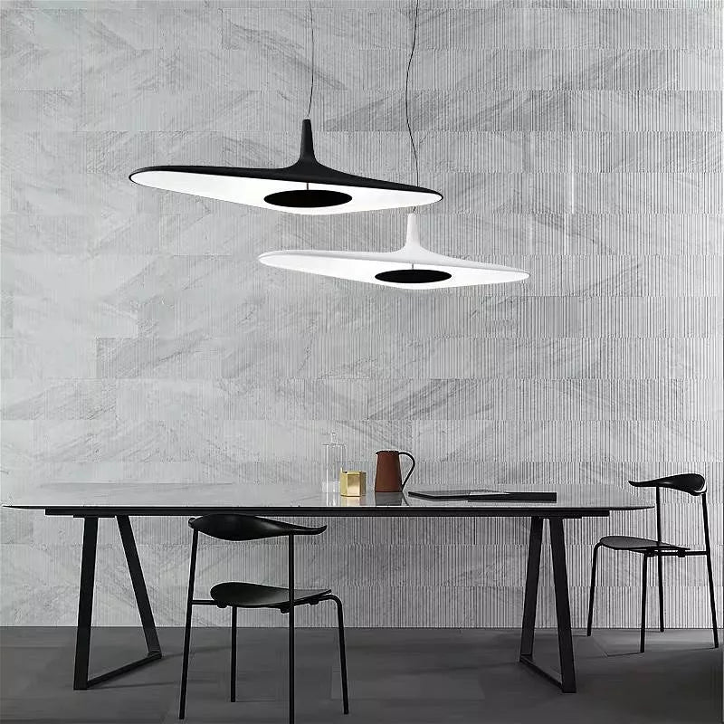 Suspension noire ou blanche au design avant gardiste