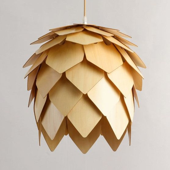 Suspension bois sculpté en forme de pomme de pin | Chic & naturel