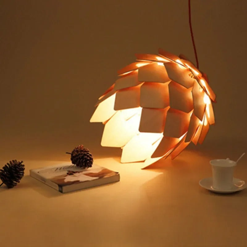 Suspension bois sculpté en forme de pomme de pin | Chic & naturel