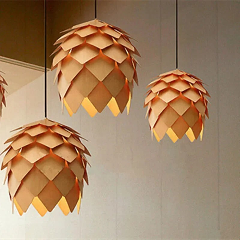 Suspension bois sculpté en forme de pomme de pin | Chic & naturel