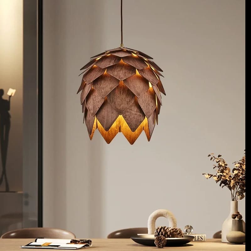 Suspension bois sculpté en forme de pomme de pin | Chic & naturel
