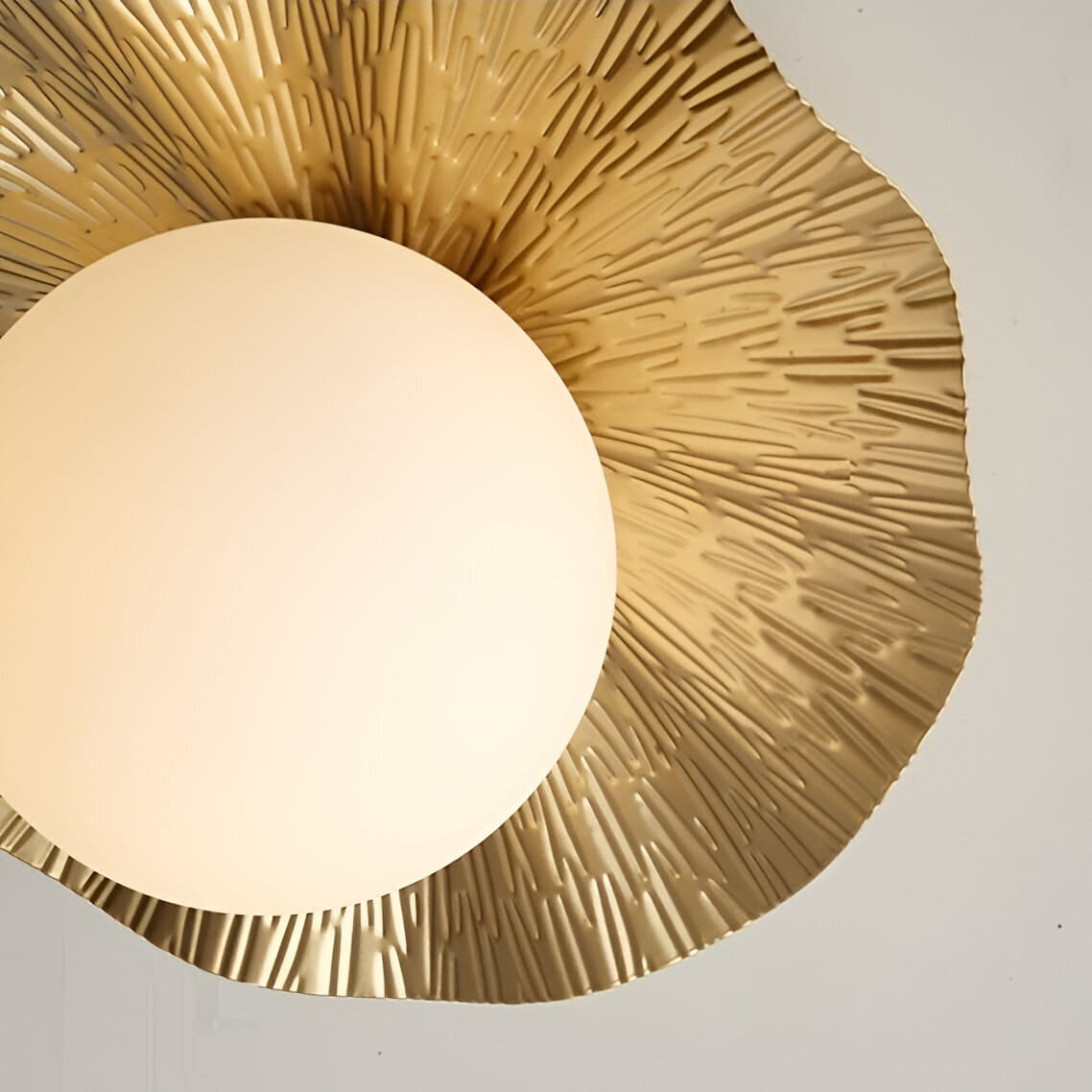 luminaire boule de verre dépoli et cuivre martelé