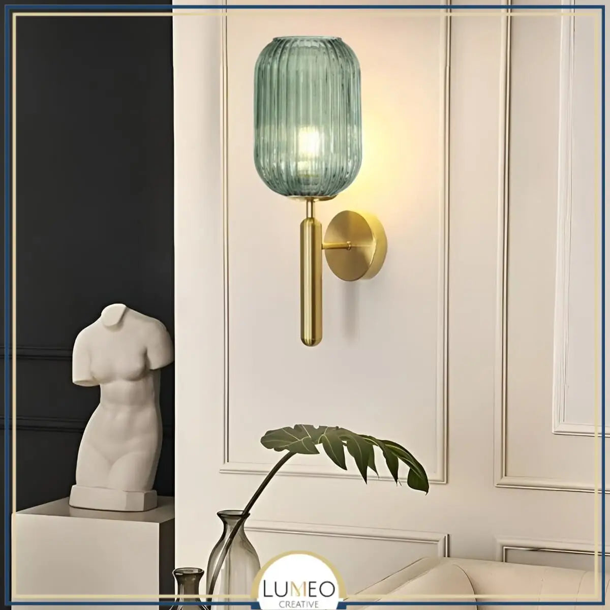 Applique murale torche dorée en verre vert amande