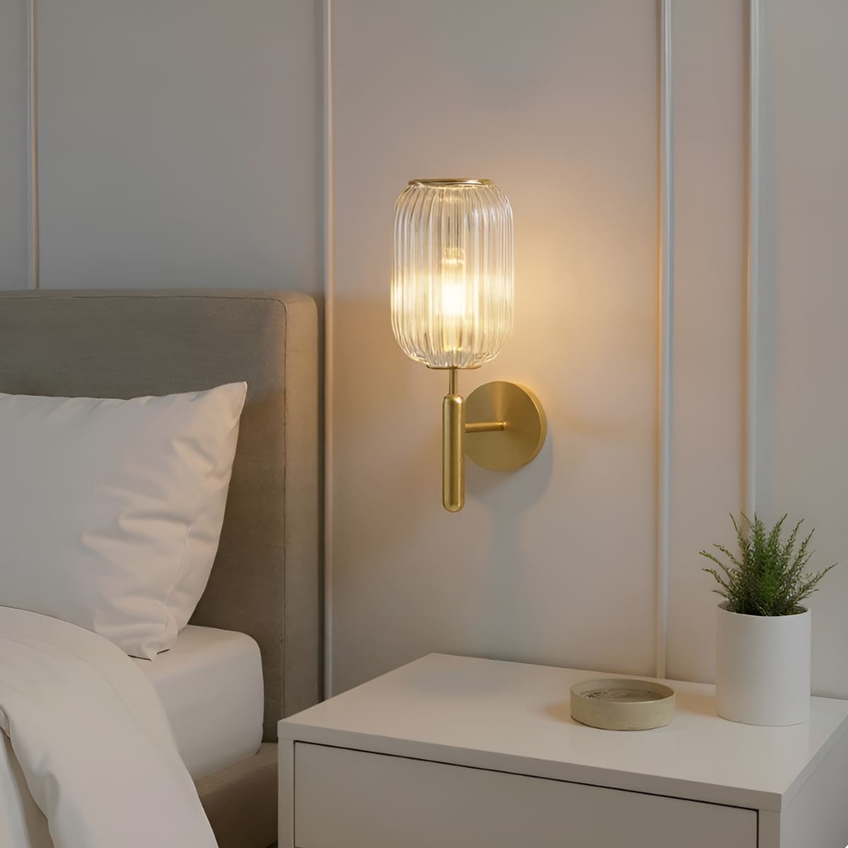 Lampe murale de chevet . Applique murale laiton dorée