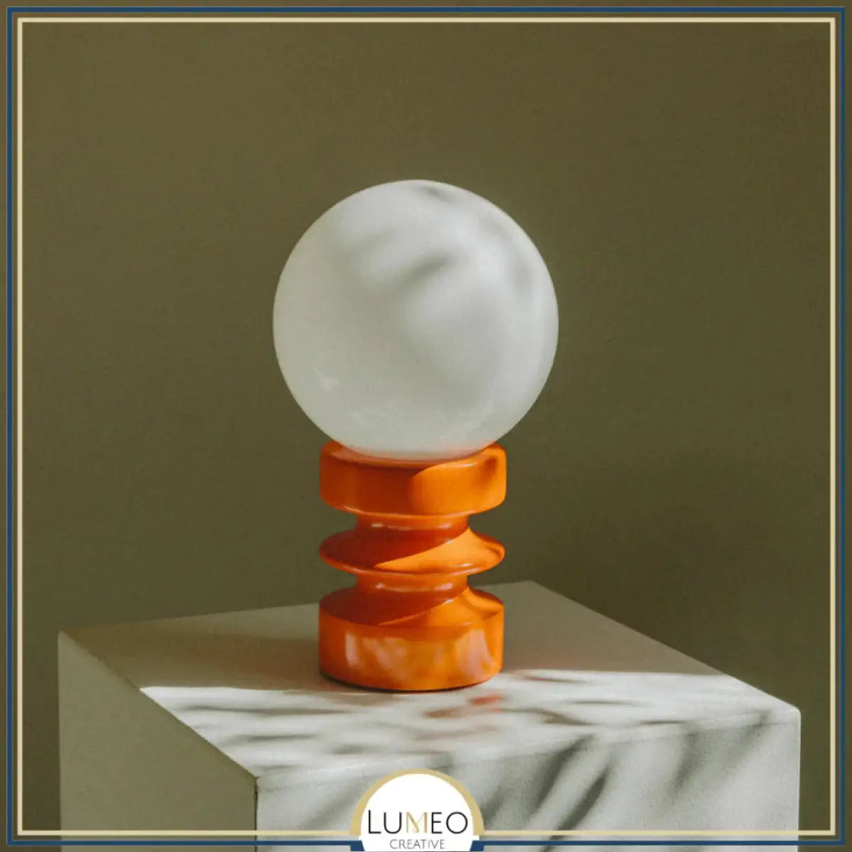 Lampe à poser design globe ressort | Élégance contemporaine