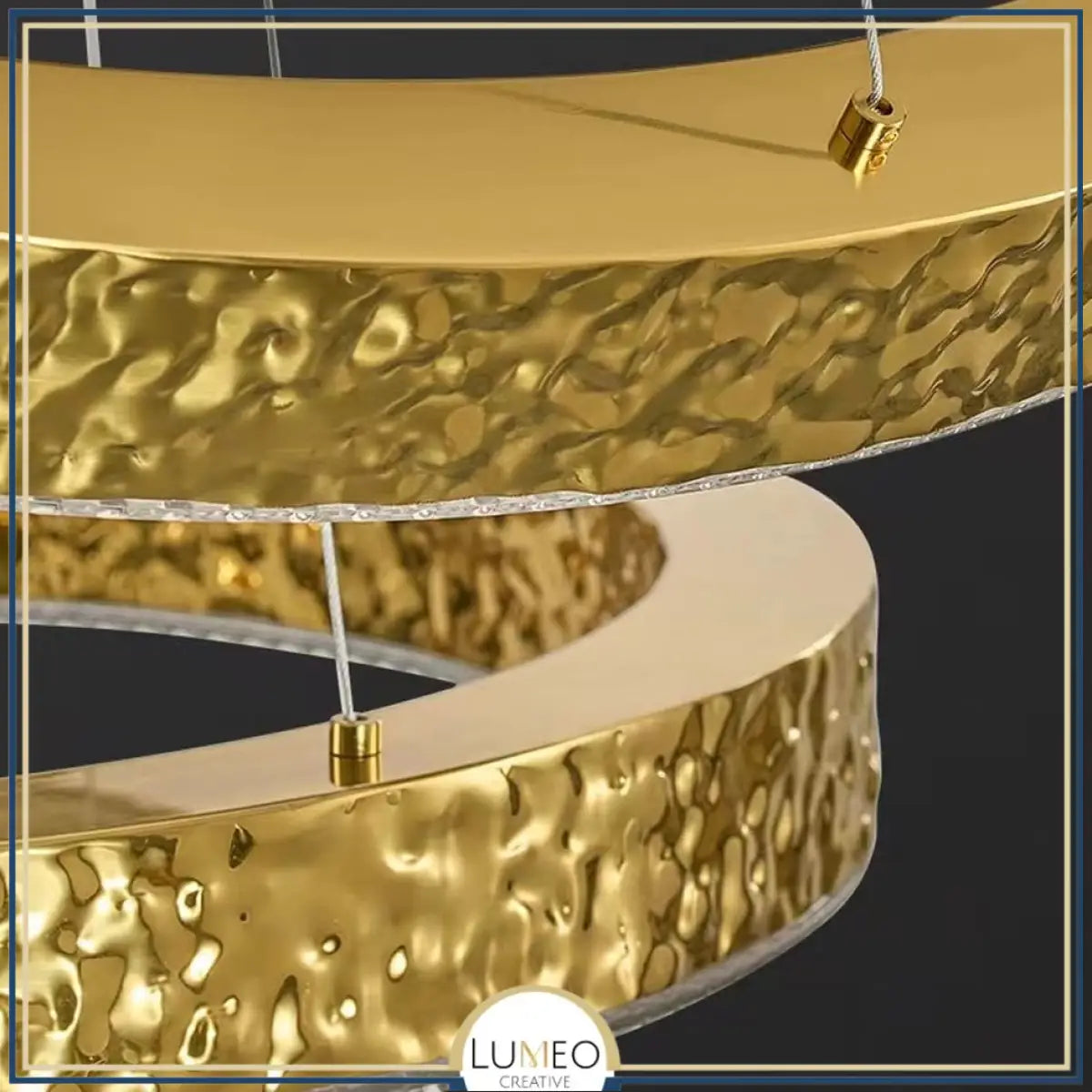 Lustre anneaux martelés dorés | Contemporain & Chic