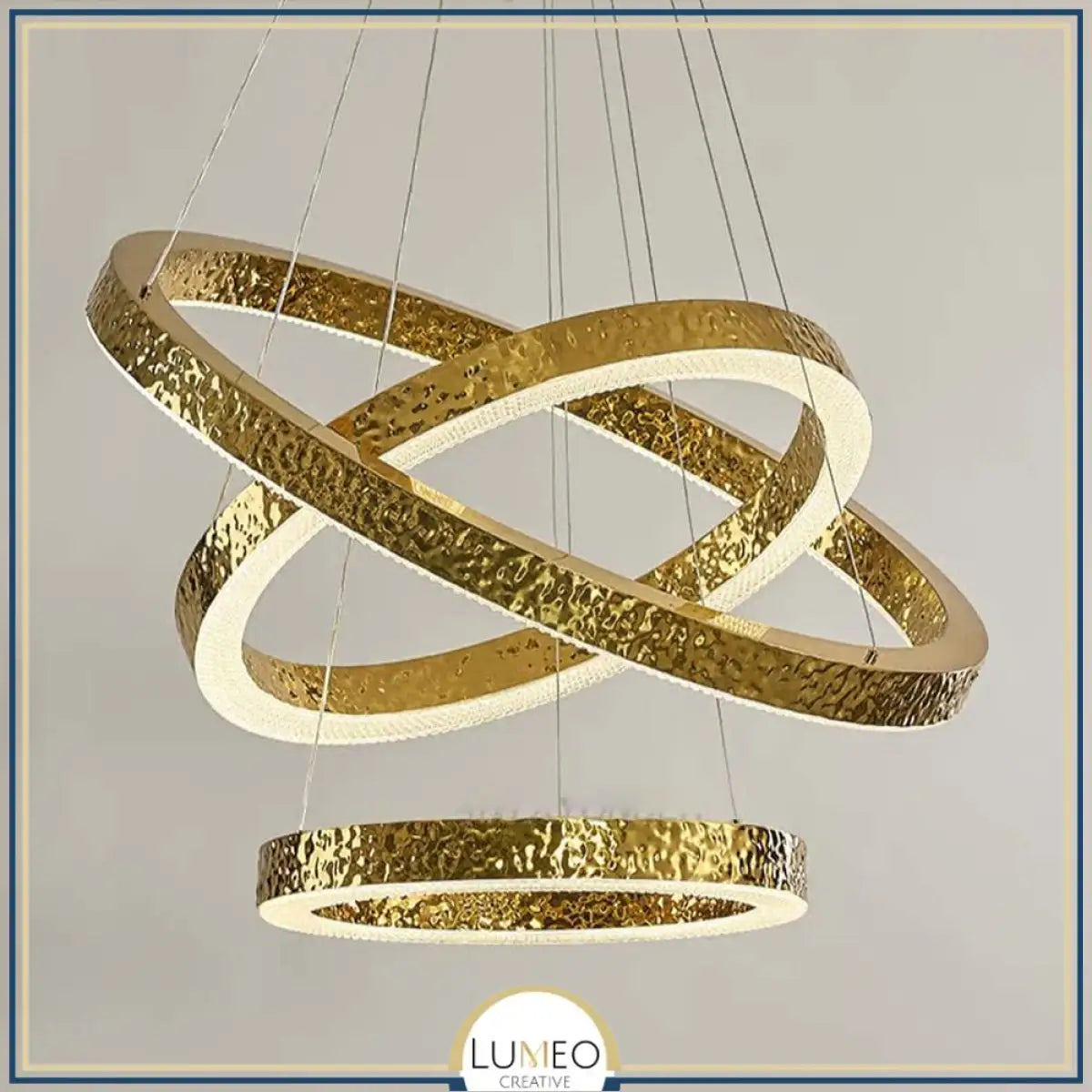 Lustre anneaux martelés dorés | Contemporain & Chic