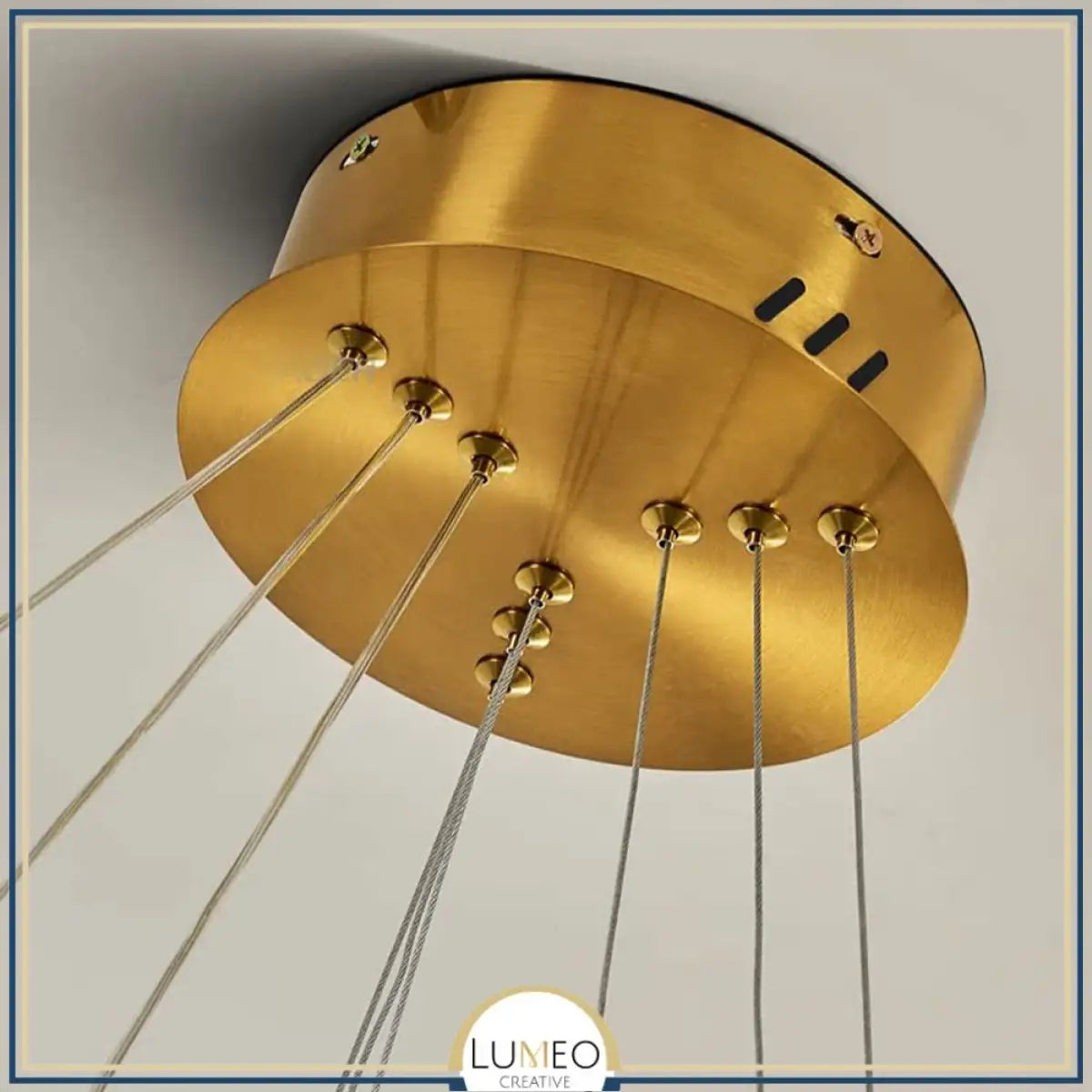 Lustre anneaux martelés dorés | Contemporain & Chic