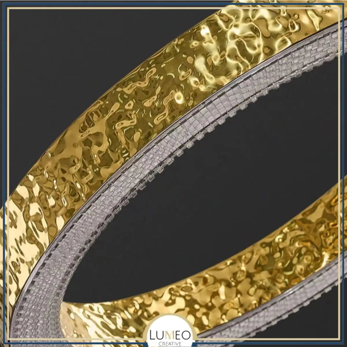 Lustre anneaux martelés dorés | Contemporain & Chic