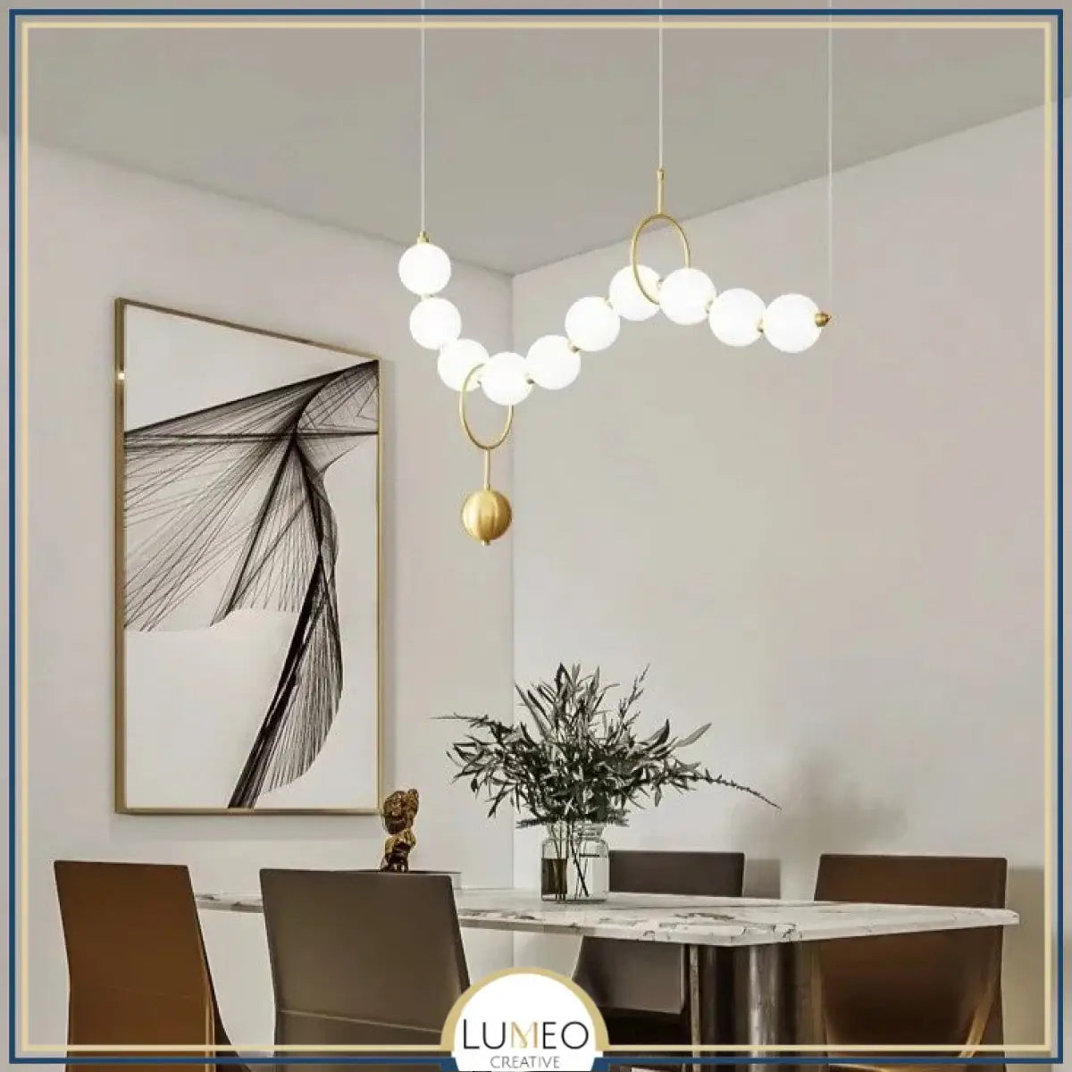 Lustre doré orné de perles en verre opalin | Luminaire chic