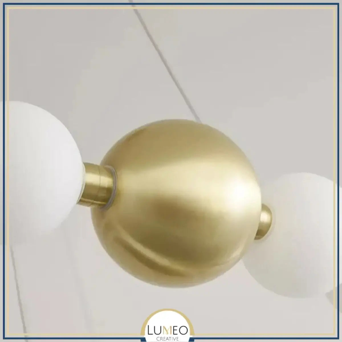 Lustre doré orné de perles en verre opalin | Luminaire chic