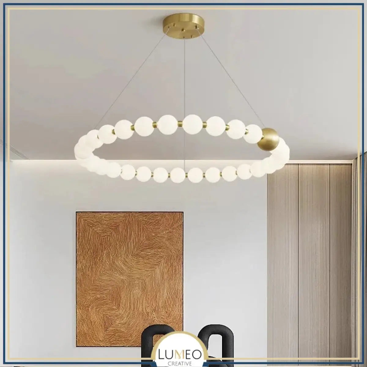 Lustre doré orné de perles en verre opalin | Luminaire chic