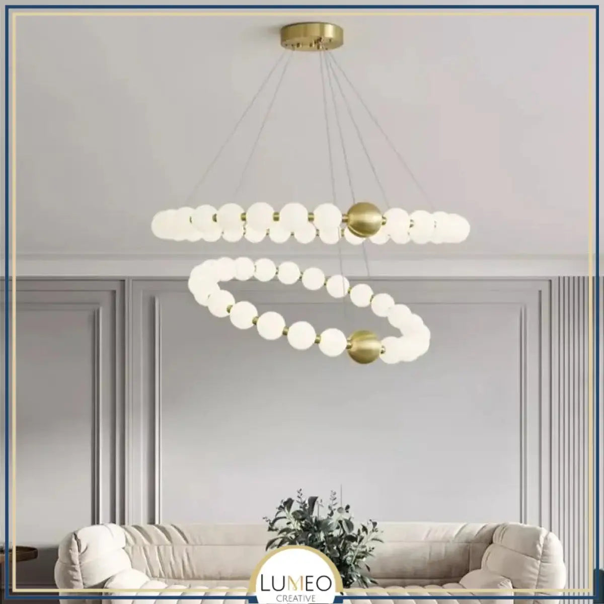 Lustre doré orné de perles en verre opalin | Luminaire chic
