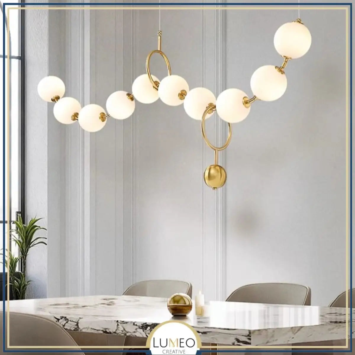 Lustre doré orné de perles en verre opalin | Luminaire chic