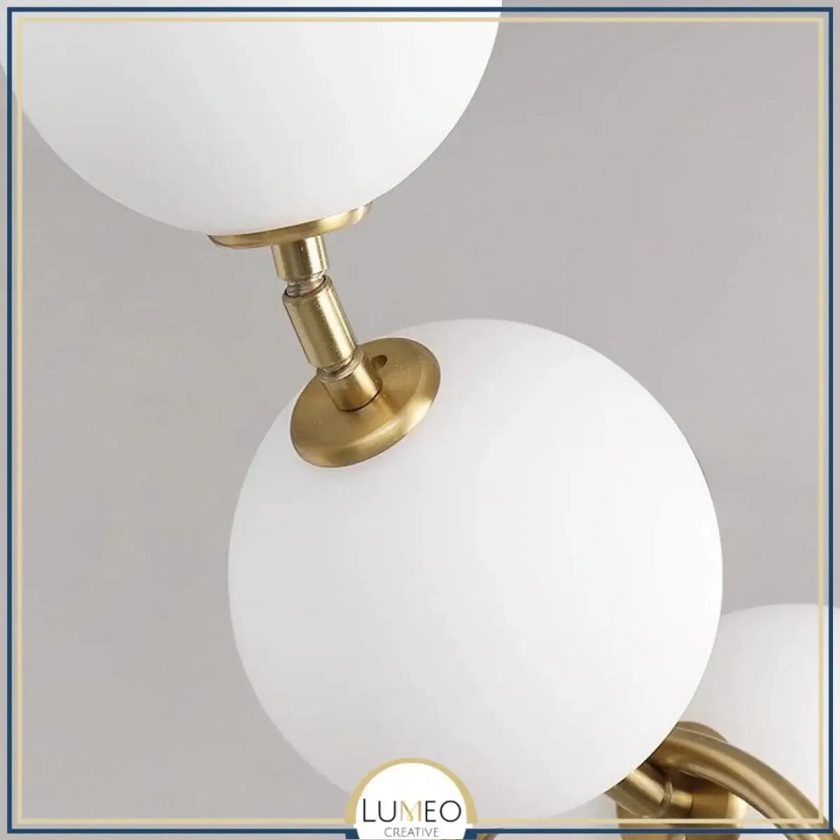 Lustre doré orné de perles en verre opalin | Luminaire chic