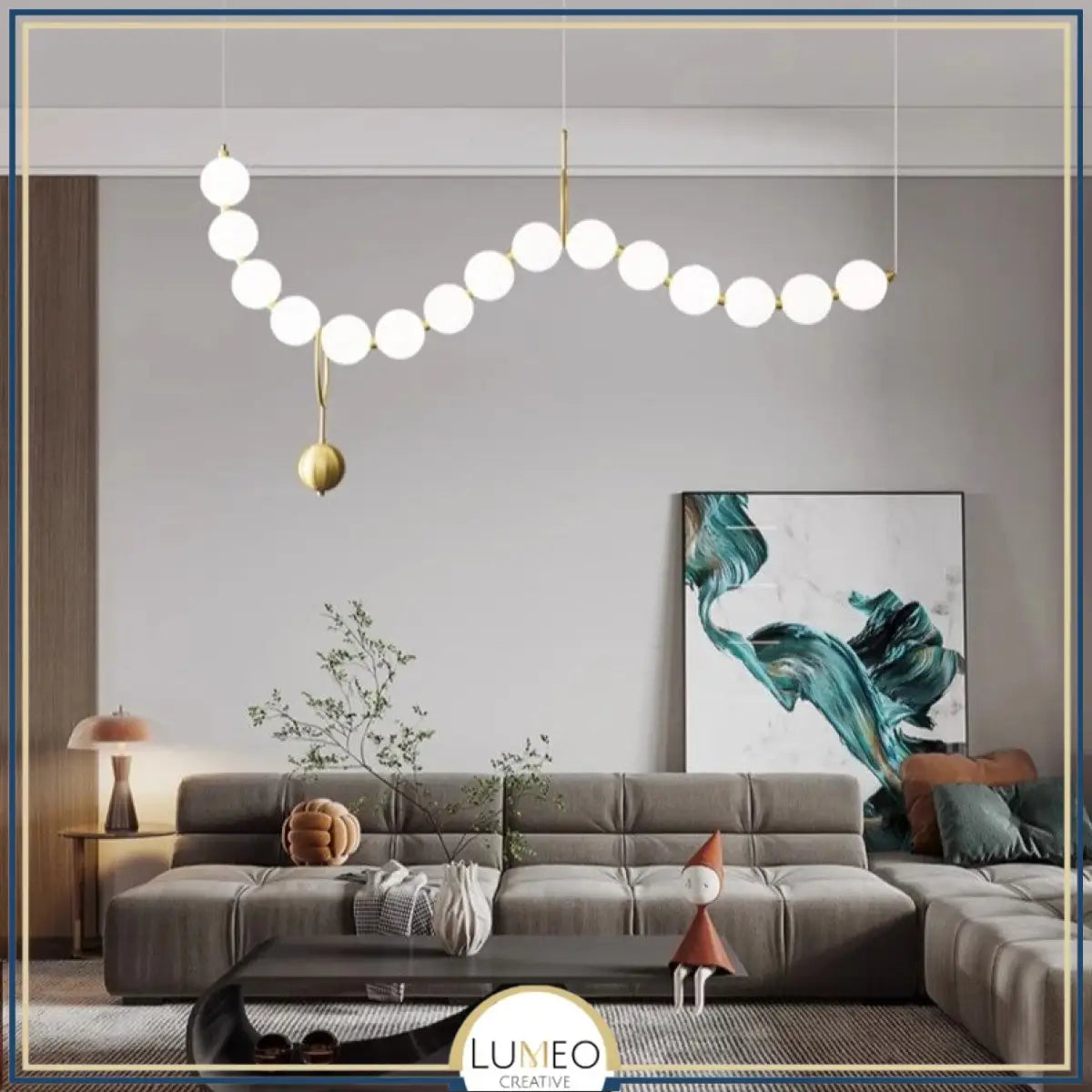 Lustre doré orné de perles en verre opalin | Luminaire chic