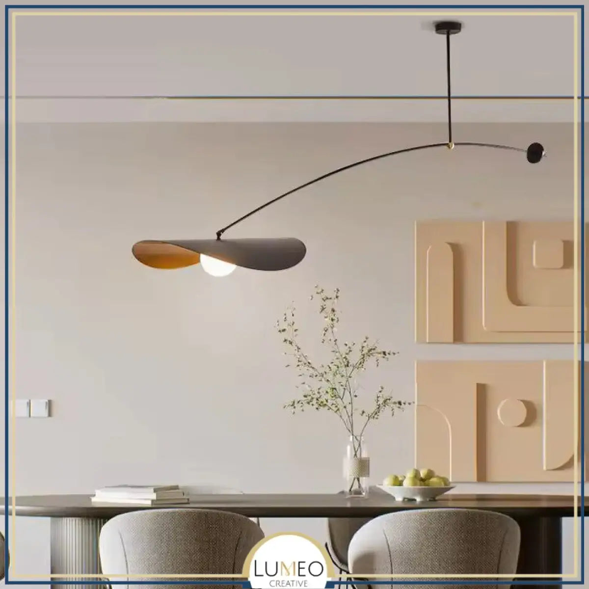 Lustre excentré en métal noir et or & boule de verre dépoli