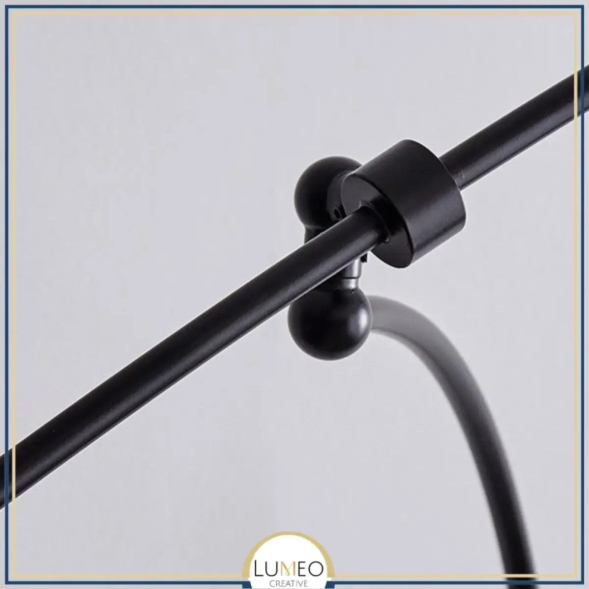 Lustre excentré en métal noir et or & boule de verre dépoli