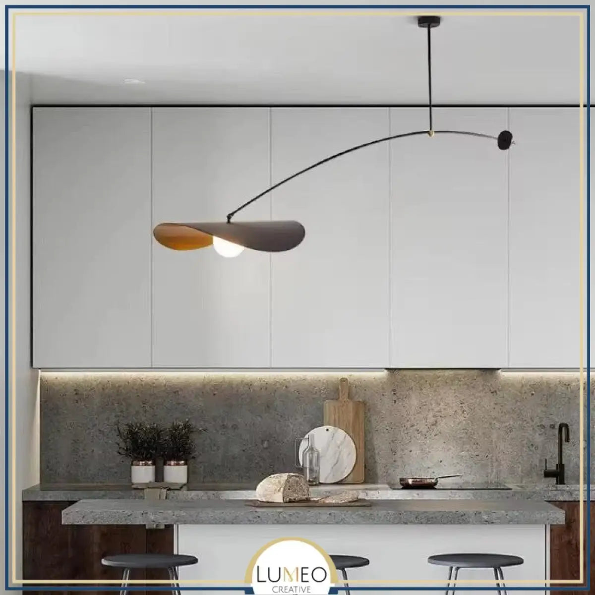 Lustre excentré en métal noir et or & boule de verre dépoli