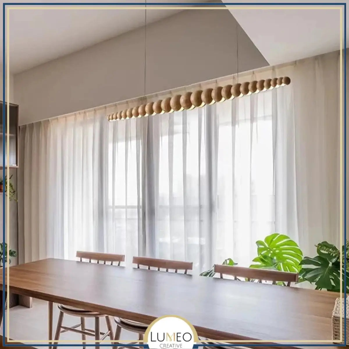 Lustre linéaire en sphères de bois à LED