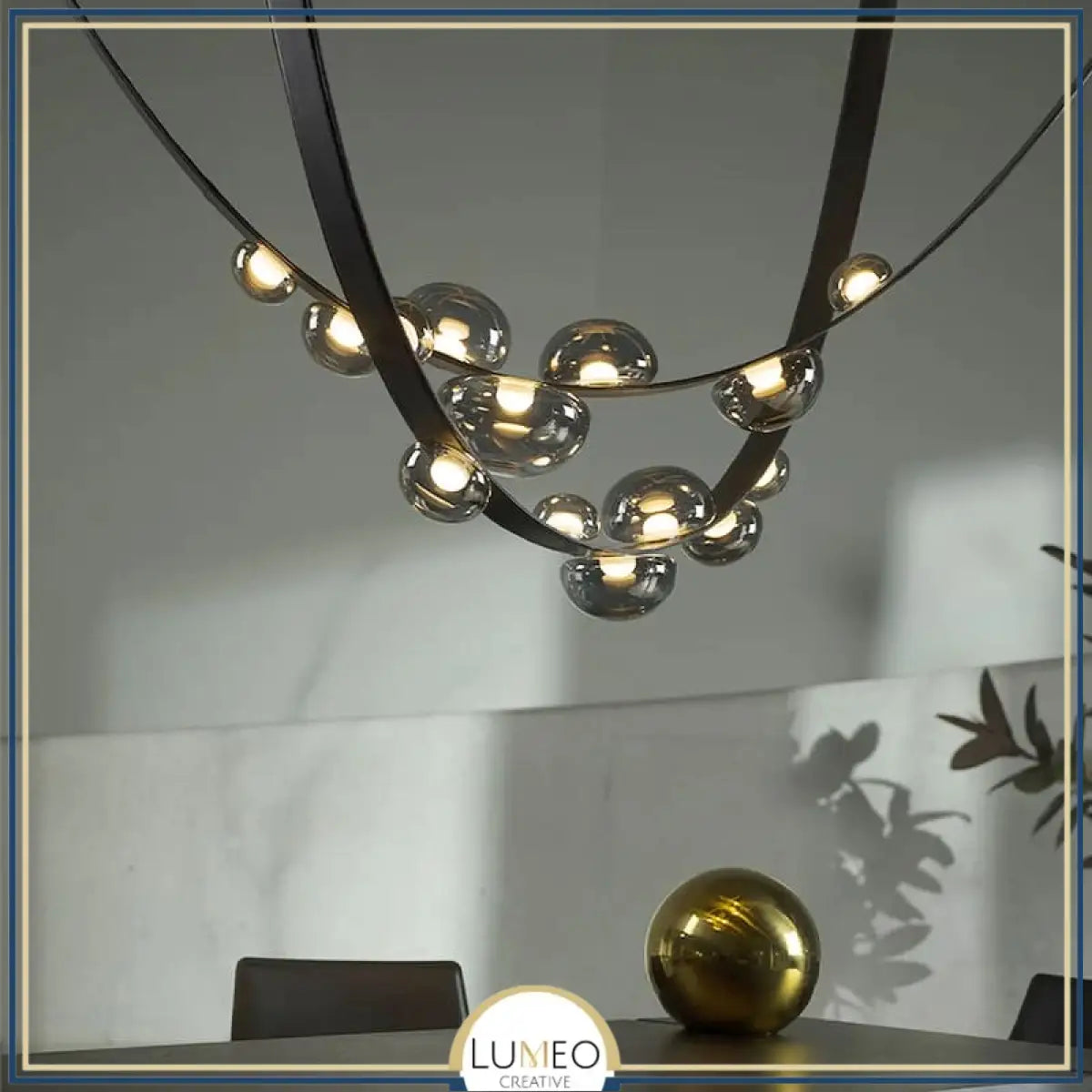 Lustre suspendu design à sangles de cuir et globes en verre