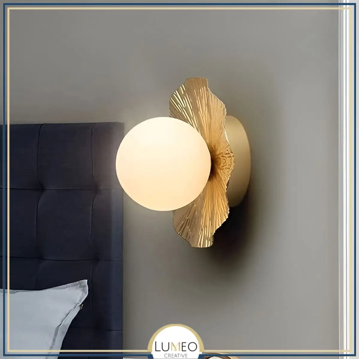 applique murale dorée et boule verre blanc