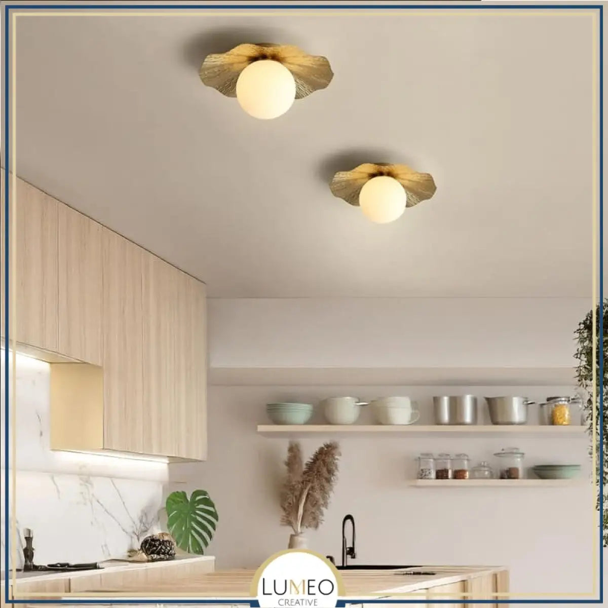 Plafonnier doré avec boule de verre blanche