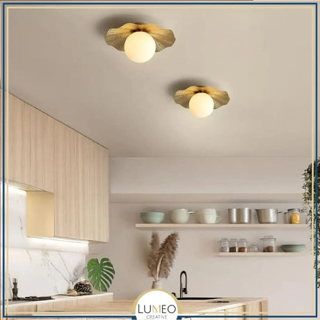 Plafonnier doré avec boule de verre blanche