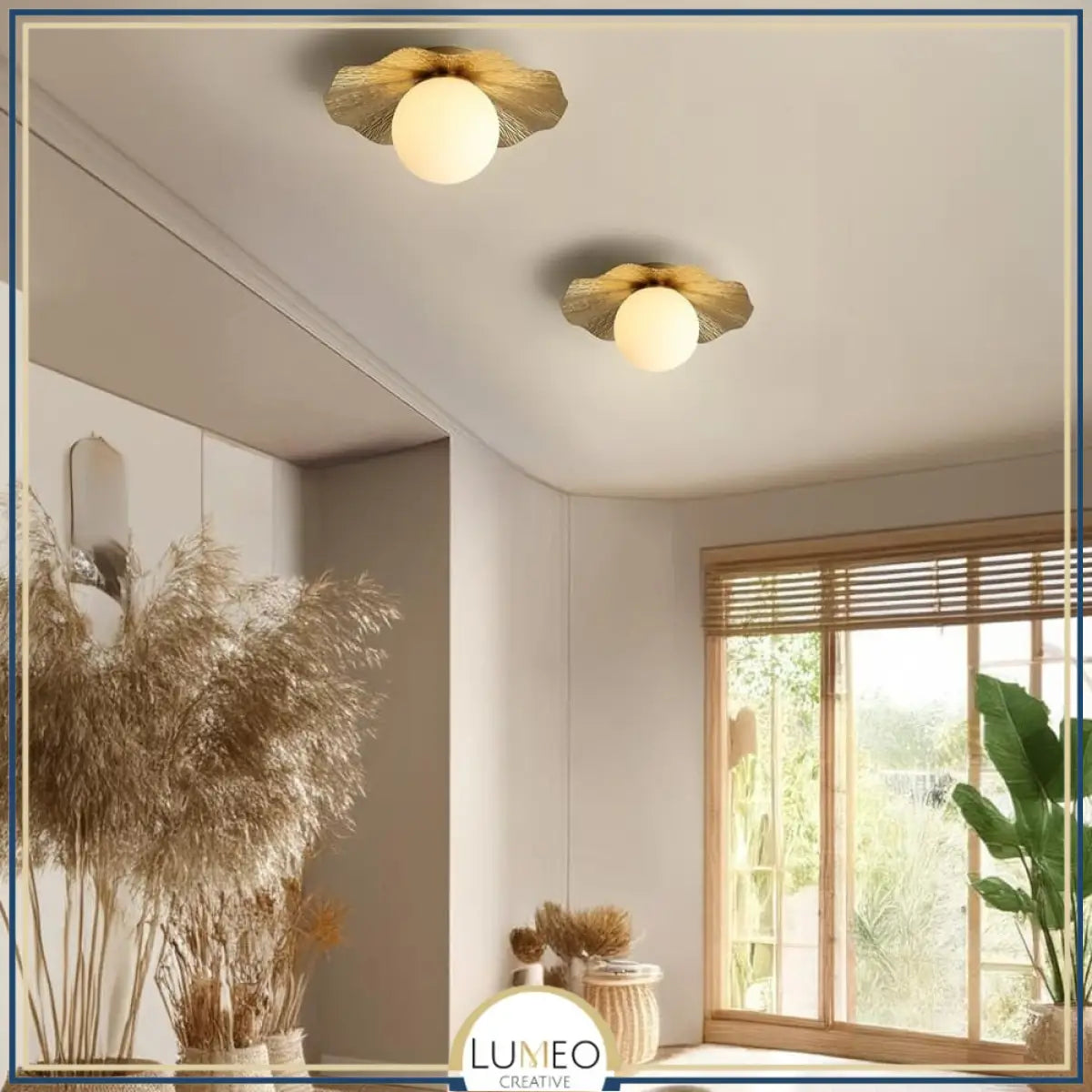 Plafonnier en cuivre et boule de verre opalin