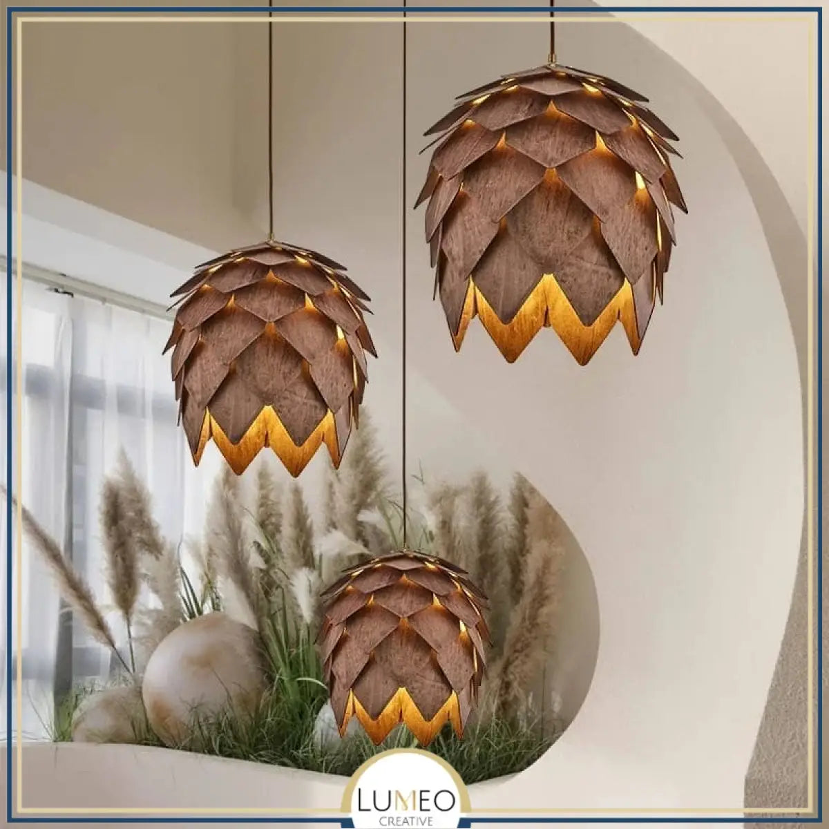 Suspension bois sculpté en forme de pomme de pin | Chic & naturel