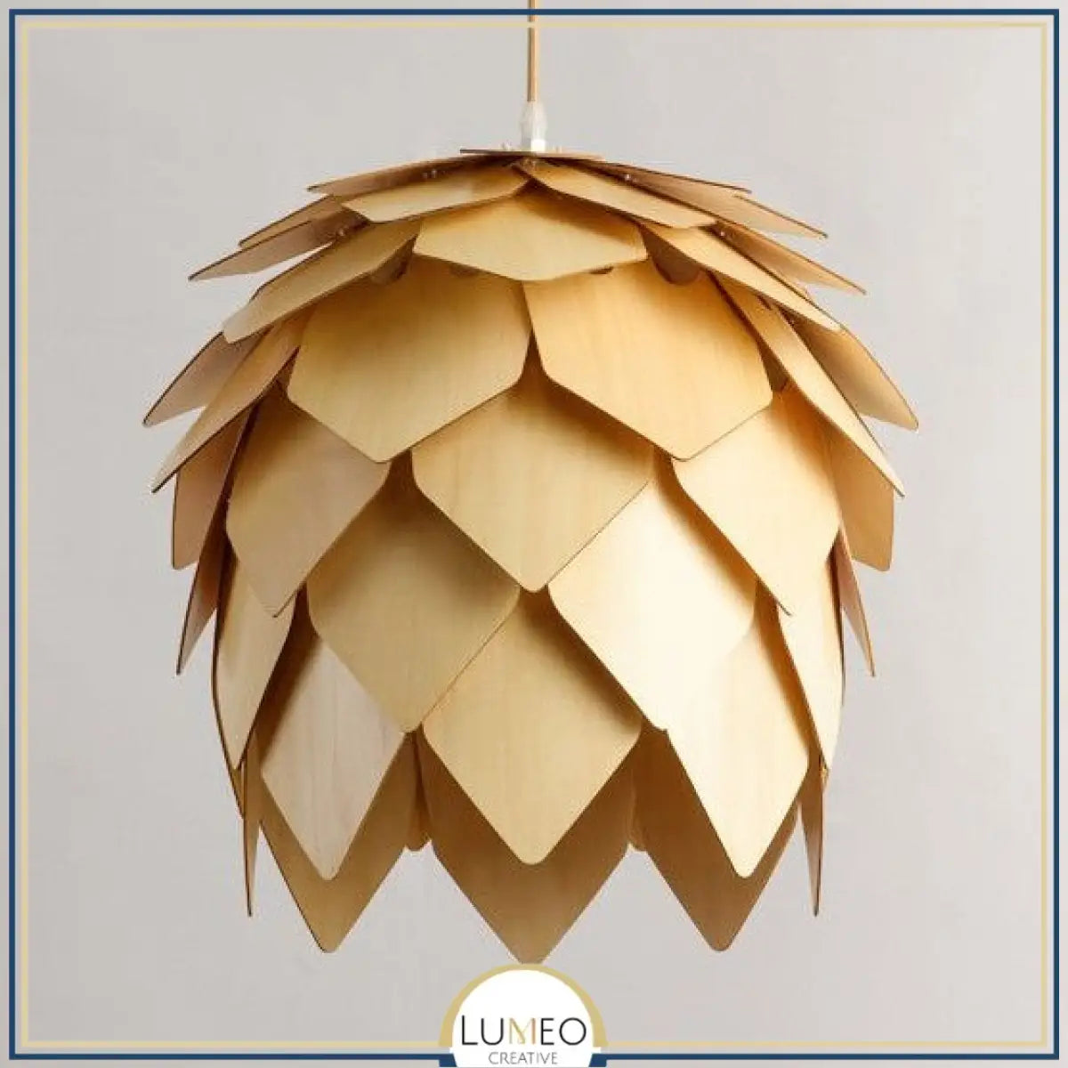 Suspension bois sculpté en forme de pomme de pin | Chic & naturel