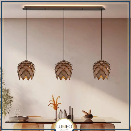 Suspension bois sculpté en forme de pomme de pin | Chic & naturel