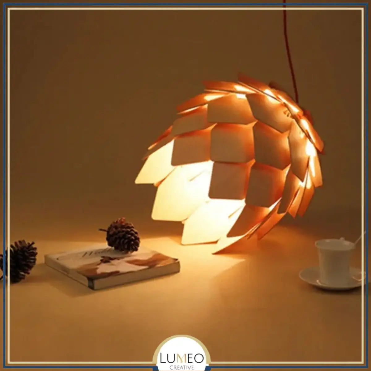 Suspension bois sculpté en forme de pomme de pin | Chic & naturel