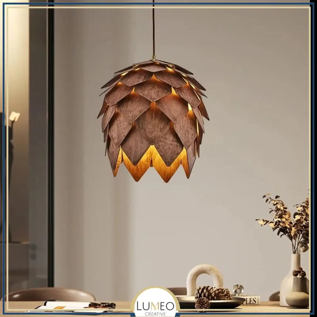 Suspension bois sculpté en forme de pomme de pin | Chic & naturel