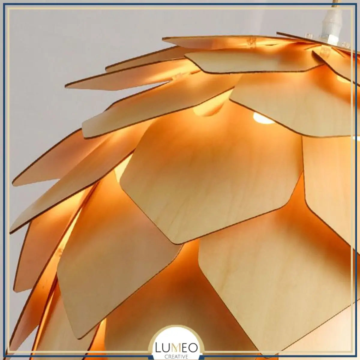 Suspension bois sculpté en forme de pomme de pin | Chic & naturel