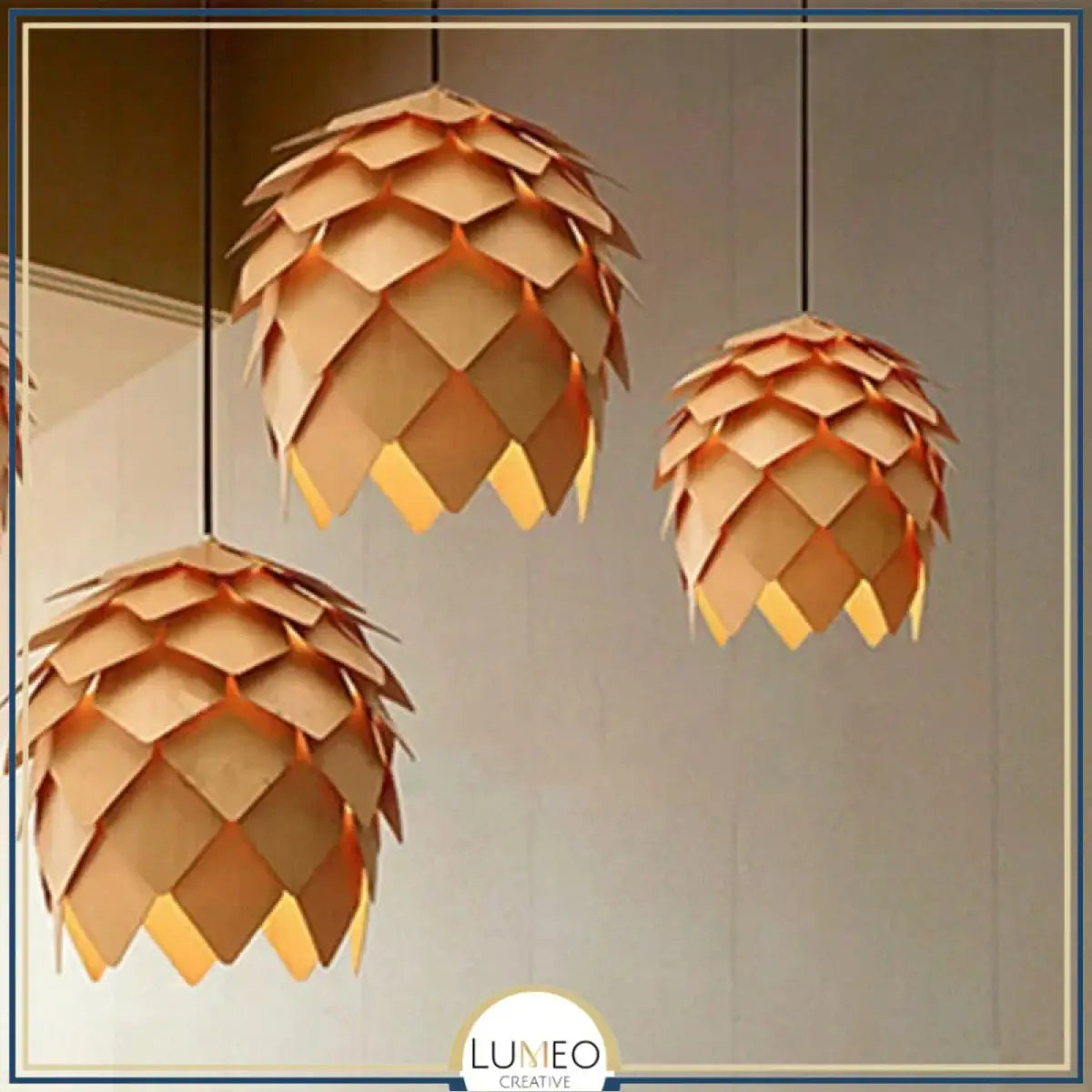 Suspension bois sculpté en forme de pomme de pin | Chic & naturel