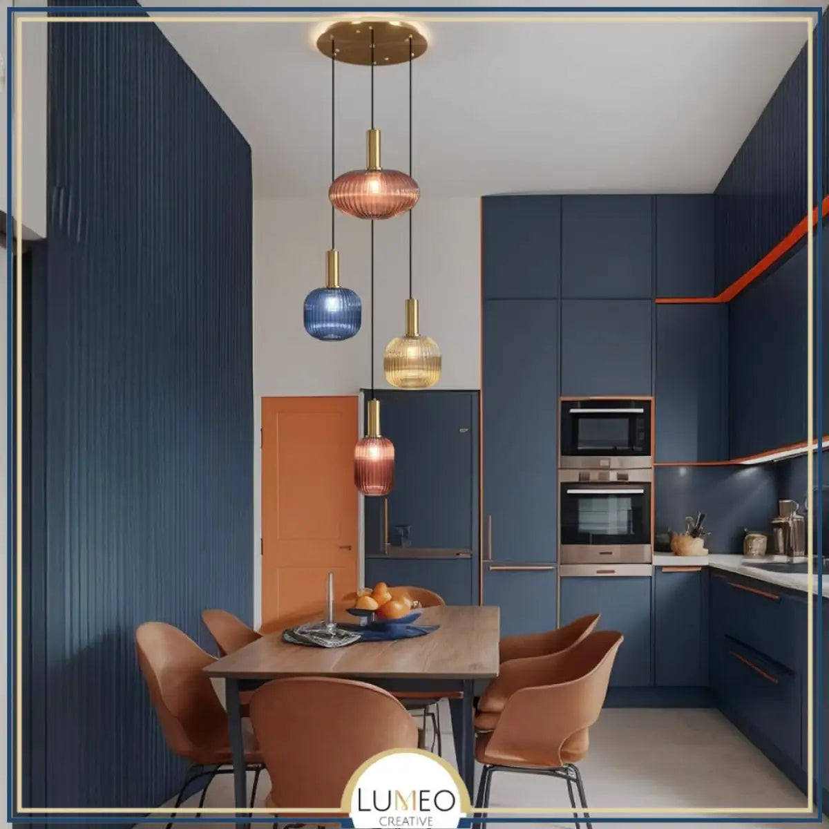 suspension en verre bleu et terracotta dans une cuisine moderne bleu et orange