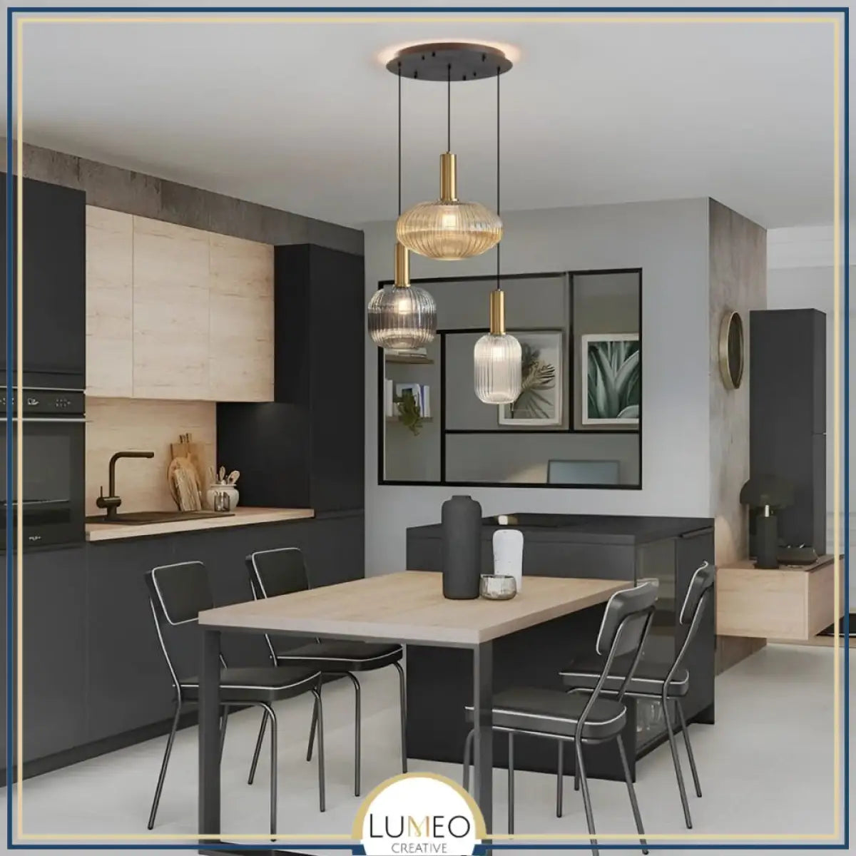 Lustre en verre 3 lampes dans une cuisine moderne. 3 suspensions