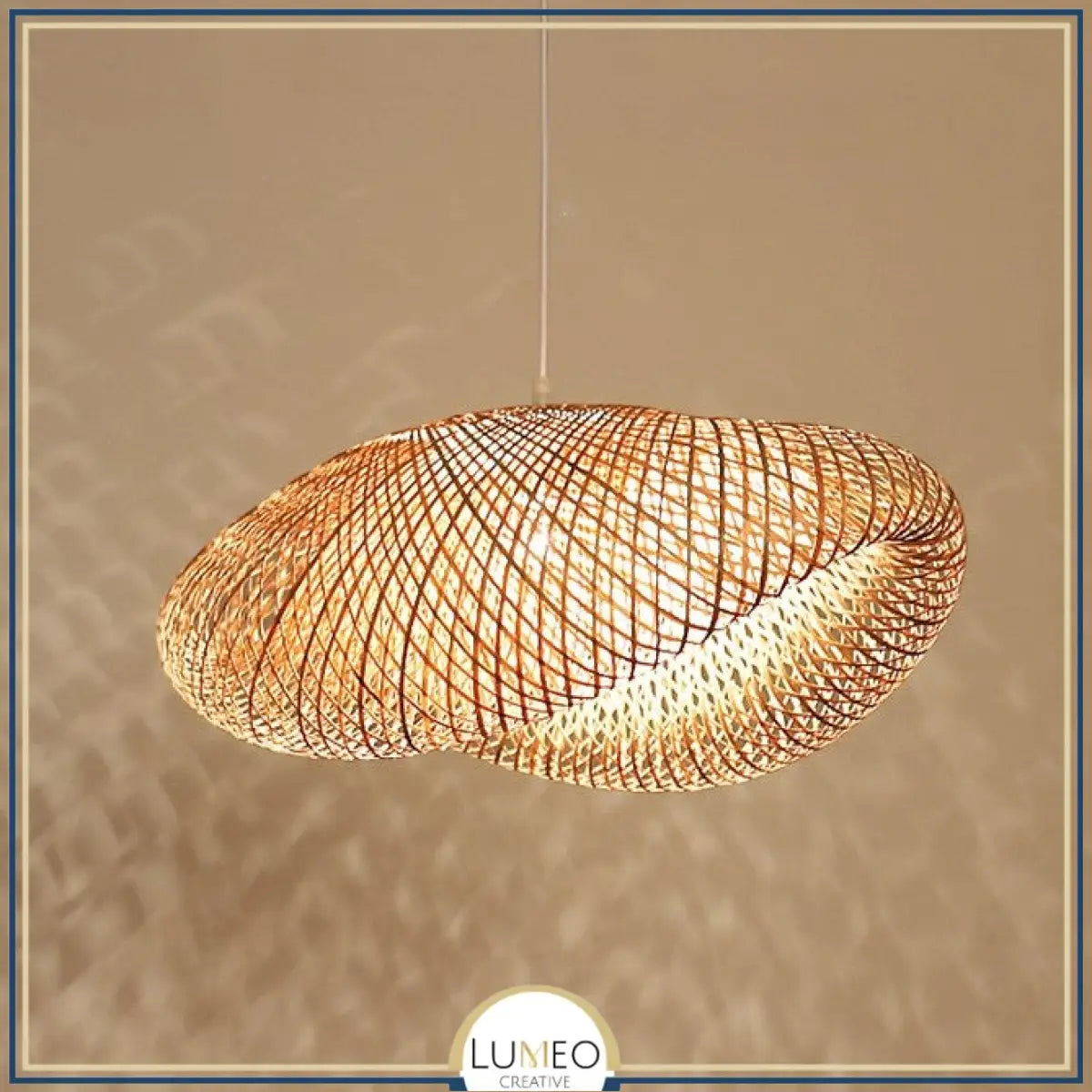 Suspension design en rotin tressé | Forme organique et chaleureuse