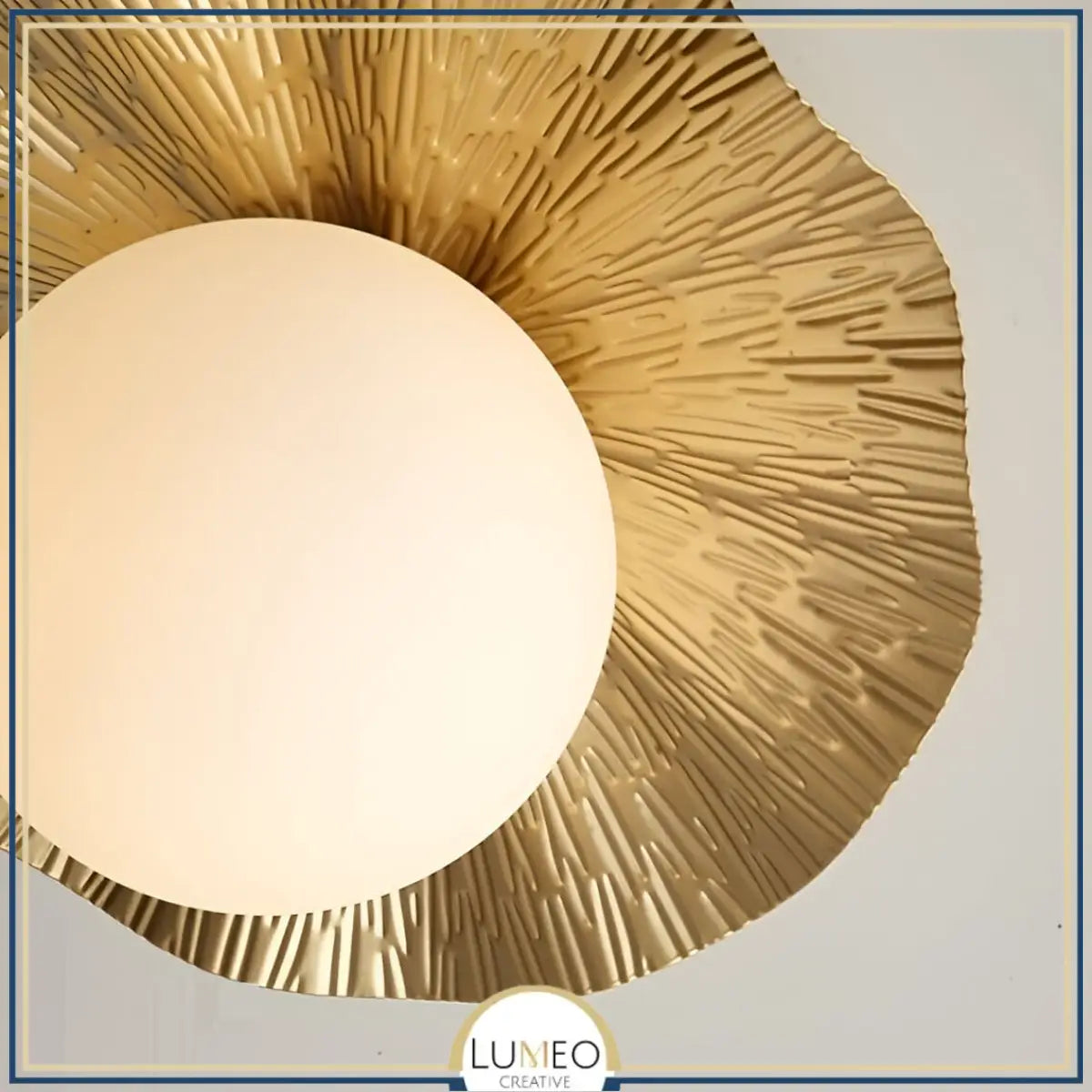 luminaire boule de verre dépoli et cuivre martelé